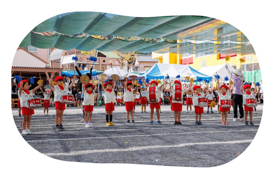 園児達の写真（鼓笛隊演奏）